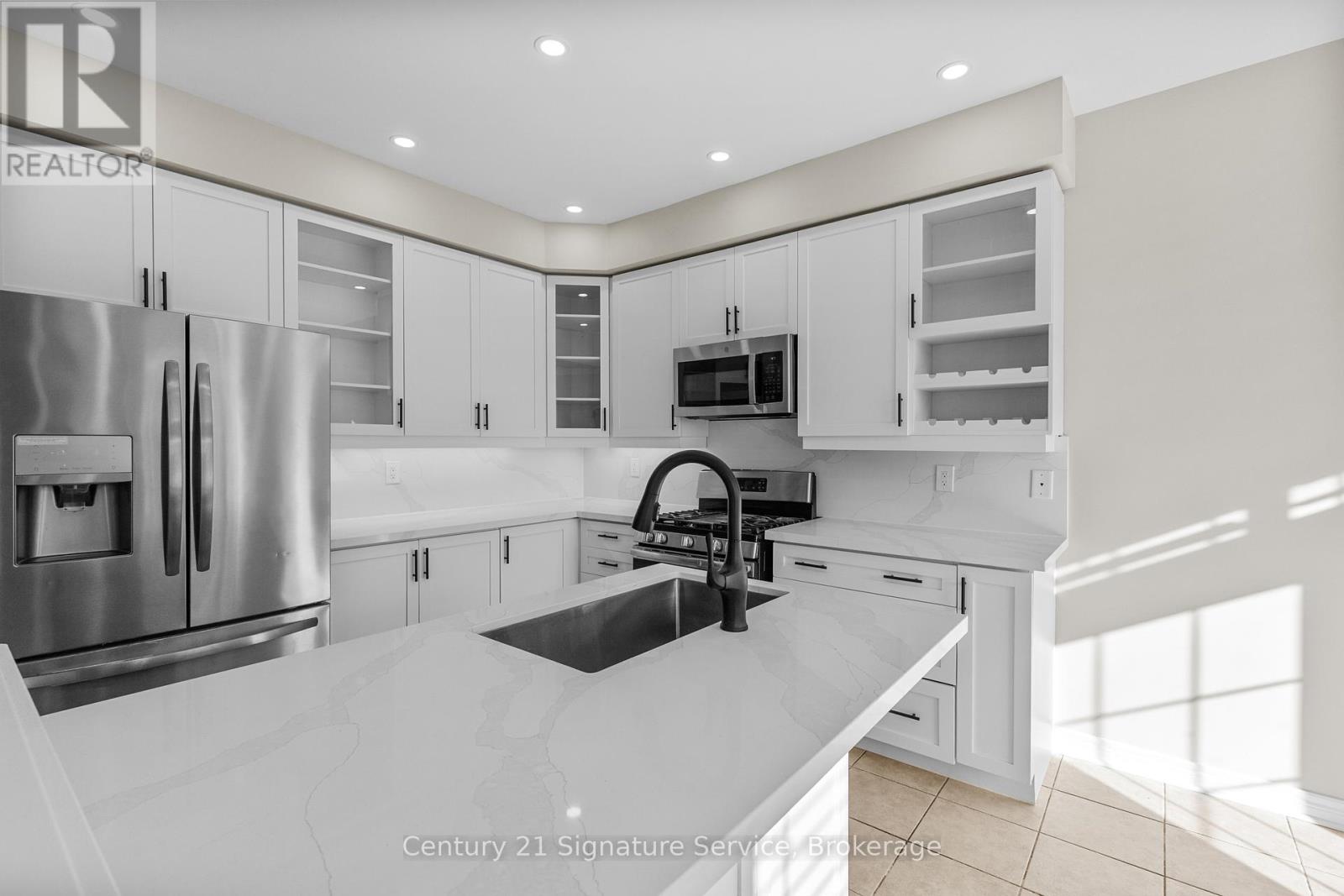 54 Millhouse Mews, Brampton, Ontario  L6Y 5J8 - Photo 3 - W12485957