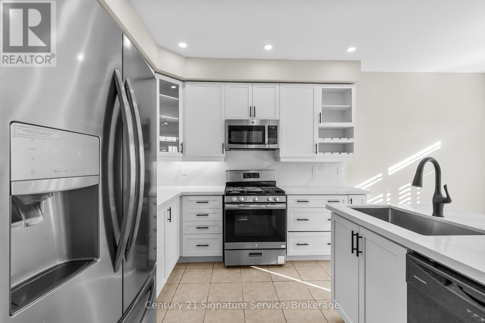 54 Millhouse Mews, Brampton, Ontario  L6Y 5J8 - Photo 4 - W12485957