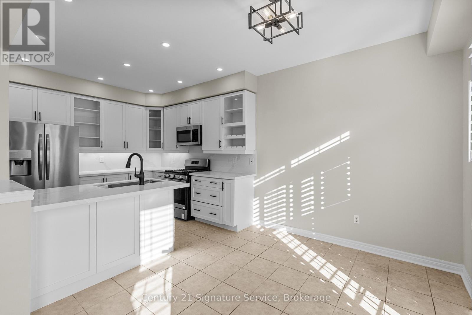 54 Millhouse Mews, Brampton, Ontario  L6Y 5J8 - Photo 5 - W12485957