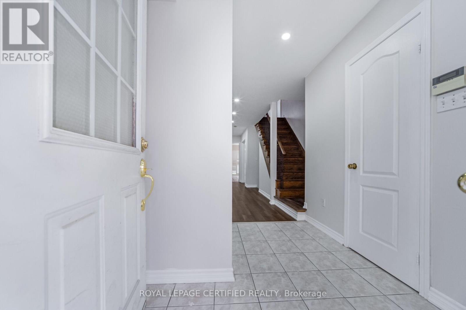 76 Saddleback Square, Brampton, Ontario  L6X 4T9 - Photo 2 - W12485972