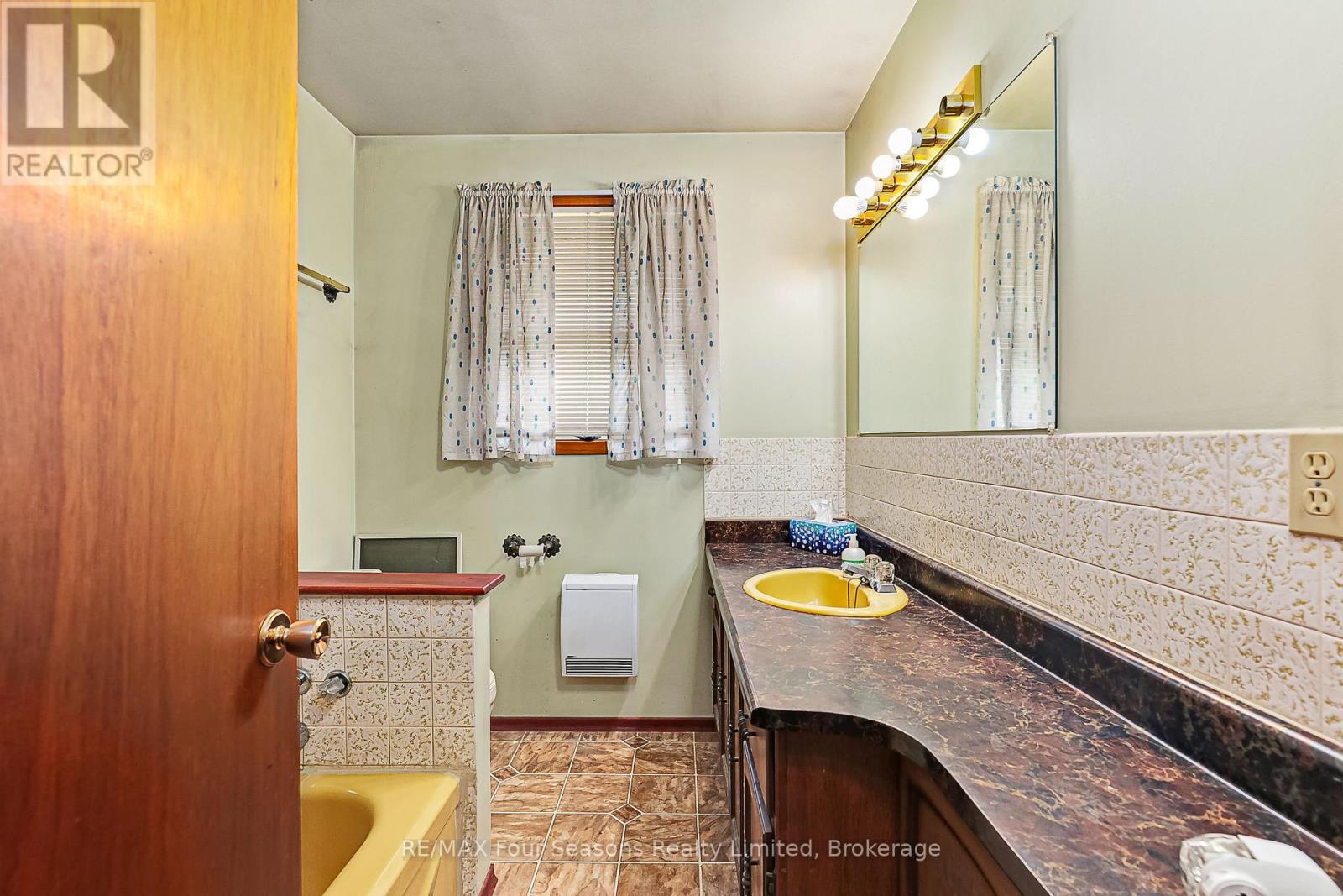 828 Oxbow Park Drive, Wasaga Beach, Ontario  L9Z 2V1 - Photo 18 - S12482344