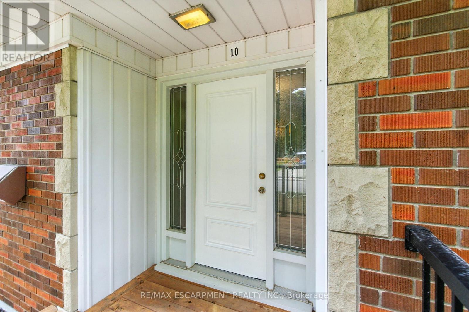 10 Sheffield Avenue, Brantford, Ontario  N3S 6V8 - Photo 4 - X12485966