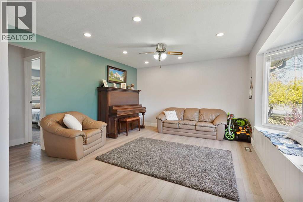 486n 100e, Raymond, Alberta  T0K 2S0 - Photo 4 - A2263960