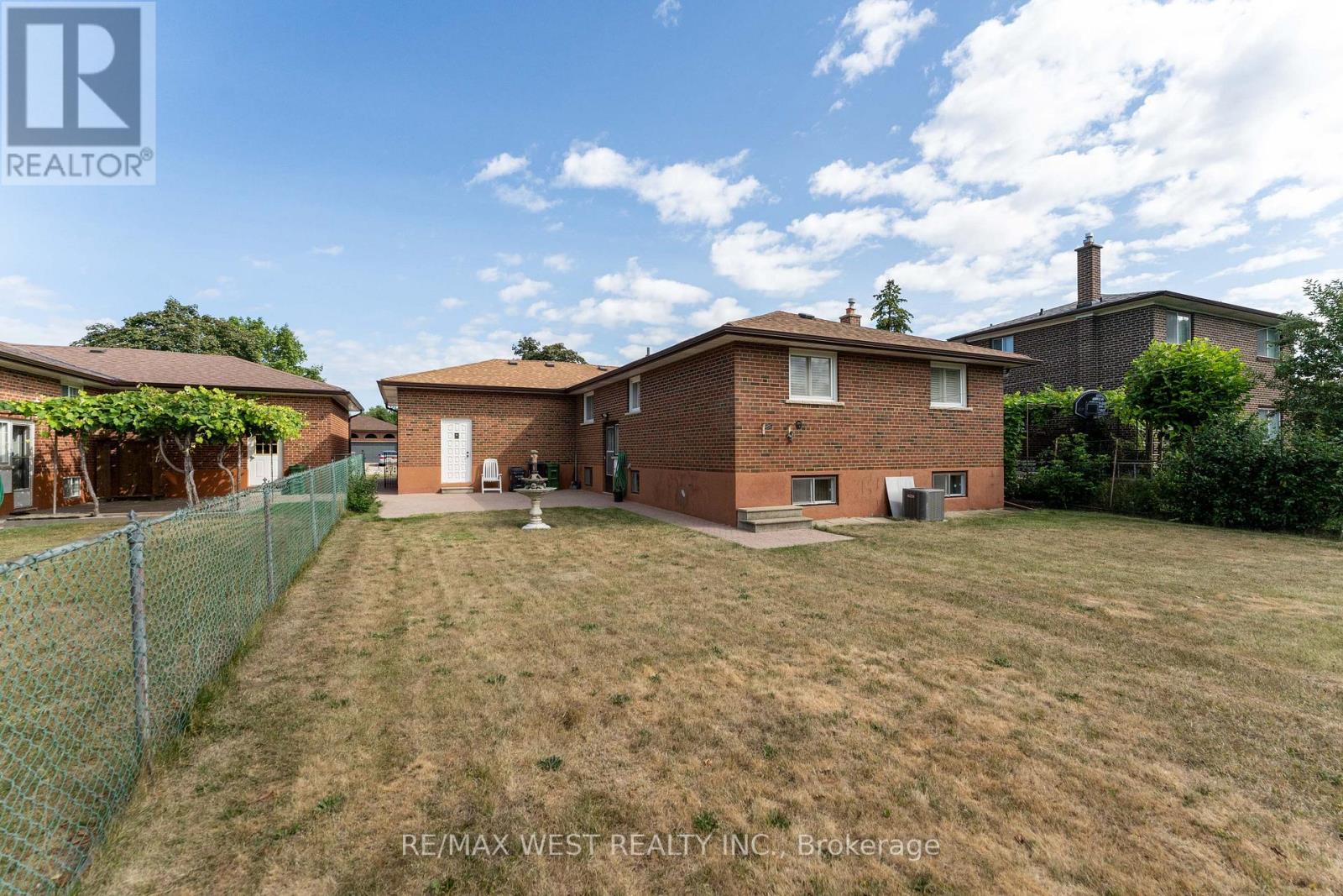 125 Honeywood Road, Toronto, Ontario  M3N 1B3 - Photo 8 - W12467581