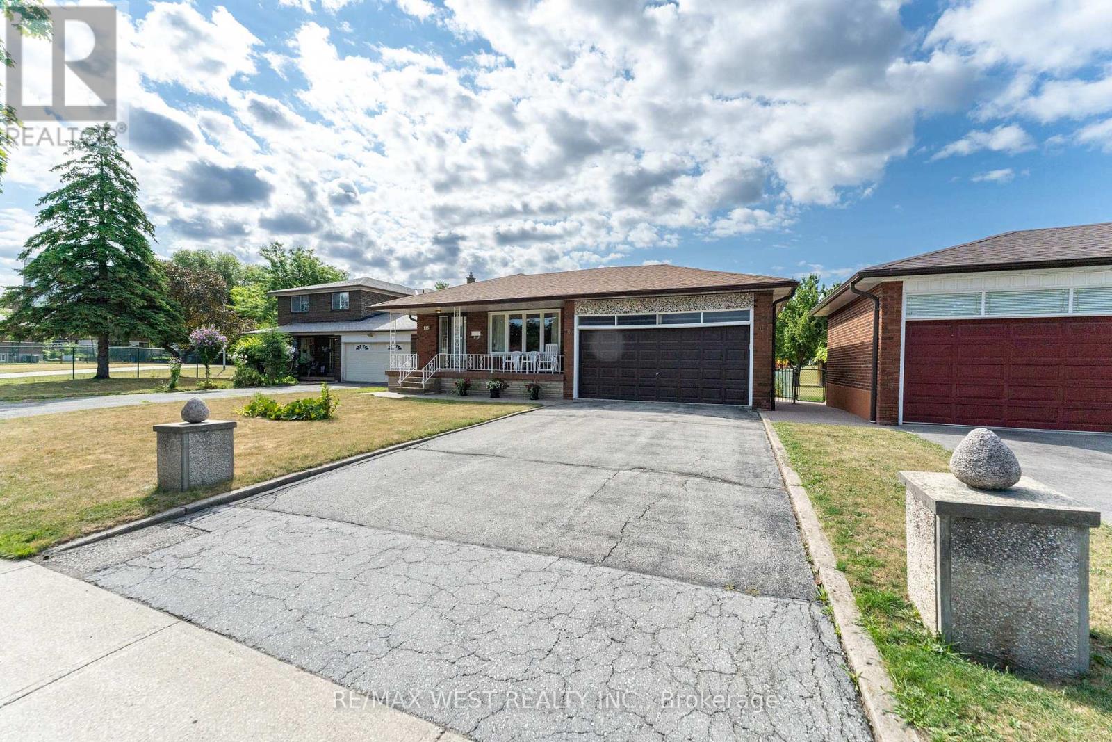 125 Honeywood Road, Toronto, Ontario  M3N 1B3 - Photo 3 - W12467581