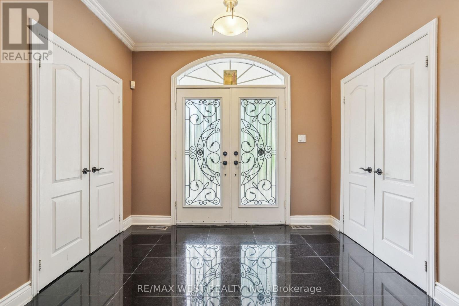 81 Woodview Drive, Pickering, Ontario  L1V 1L1 - Photo 4 - E12438221