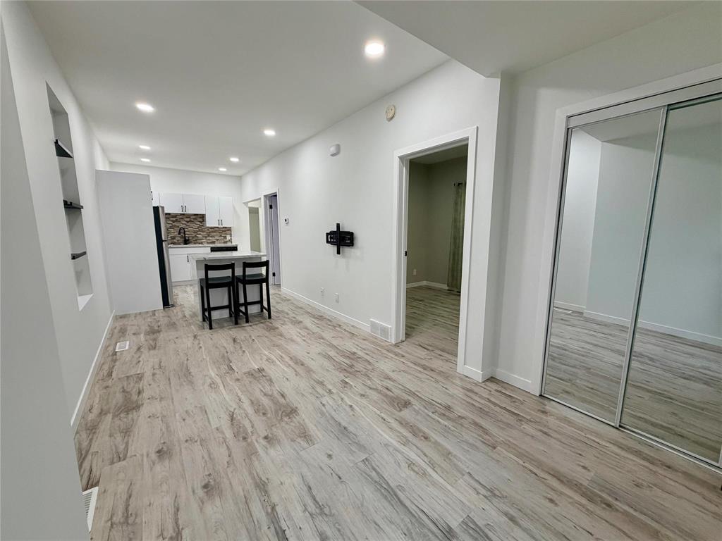 422 Roseberry Street, Winnipeg, Manitoba  R3J 1T5 - Photo 4 - 202527468