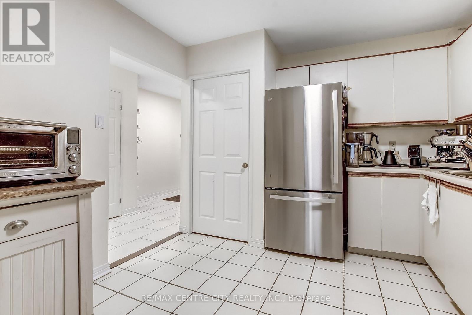 Photo 11 of 37 for 205 - 549 Ridout Street N