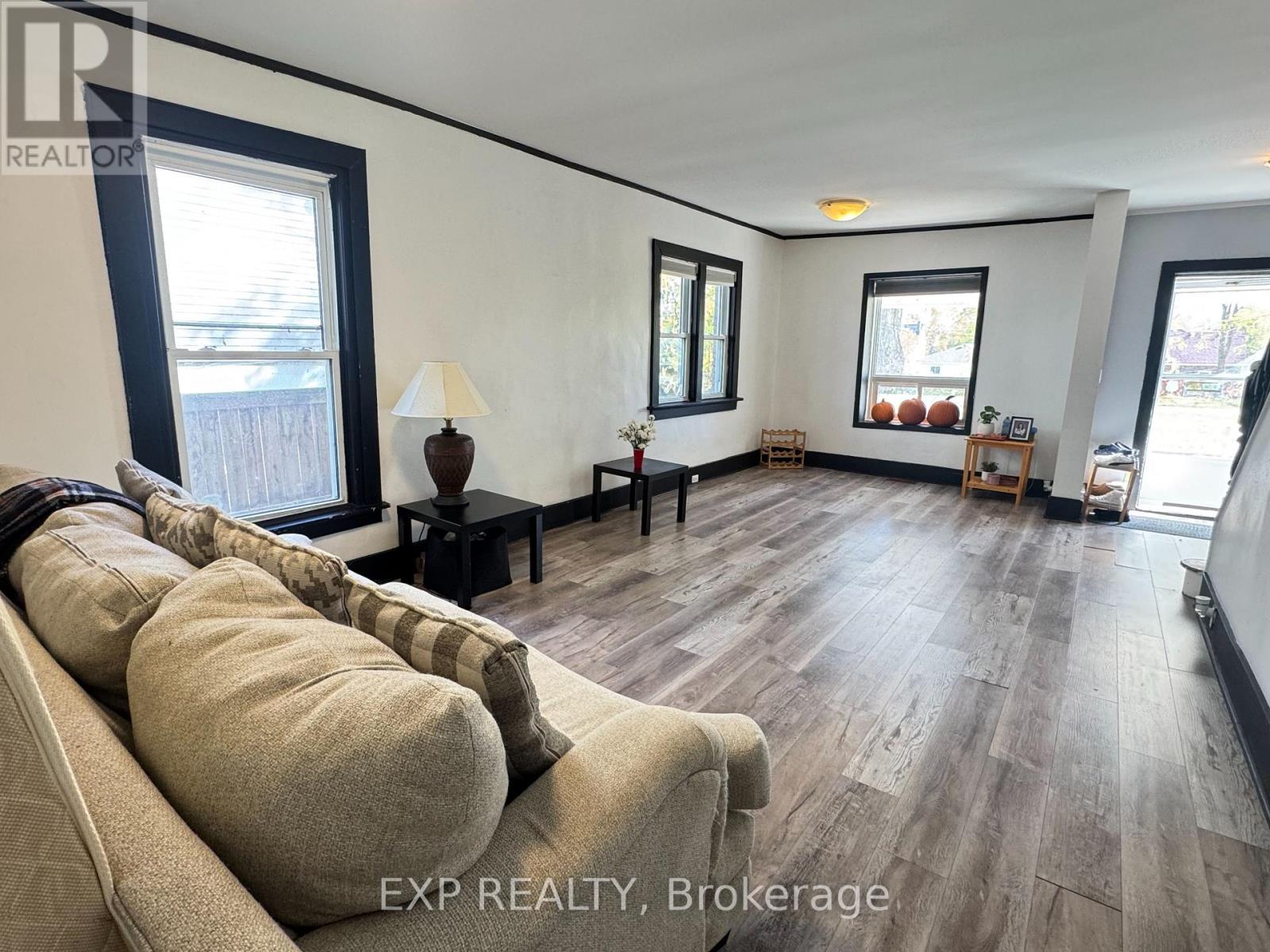 5205 Palmer Avenue, Niagara Falls, Ontario  L2E 3T9 - Photo 2 - X12472689