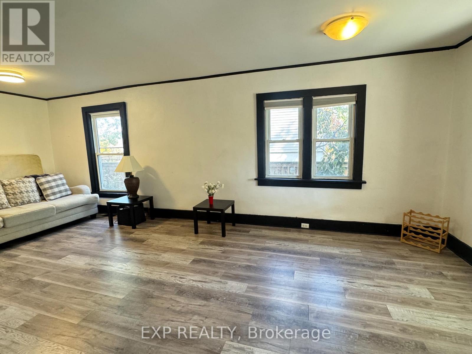 5205 Palmer Avenue, Niagara Falls, Ontario  L2E 3T9 - Photo 4 - X12472689