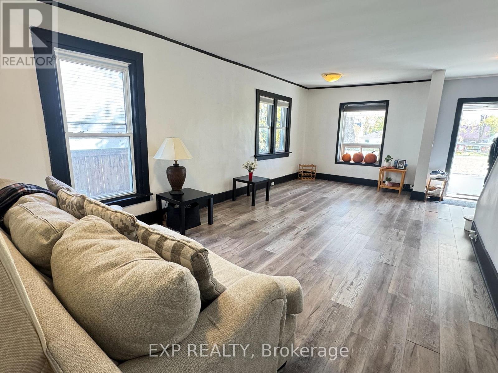 5205 Palmer Avenue, Niagara Falls, Ontario  L2E 3T9 - Photo 5 - X12472689