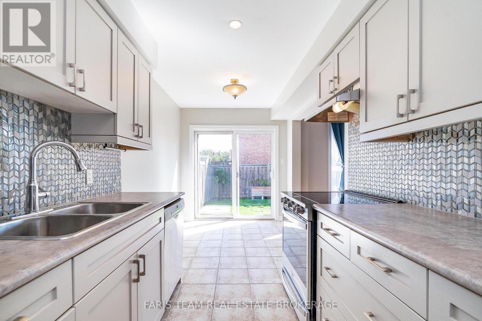 30 Southwoods Crescent, Barrie, Ontario  L4N 9P8 - Photo 9 - S12485982