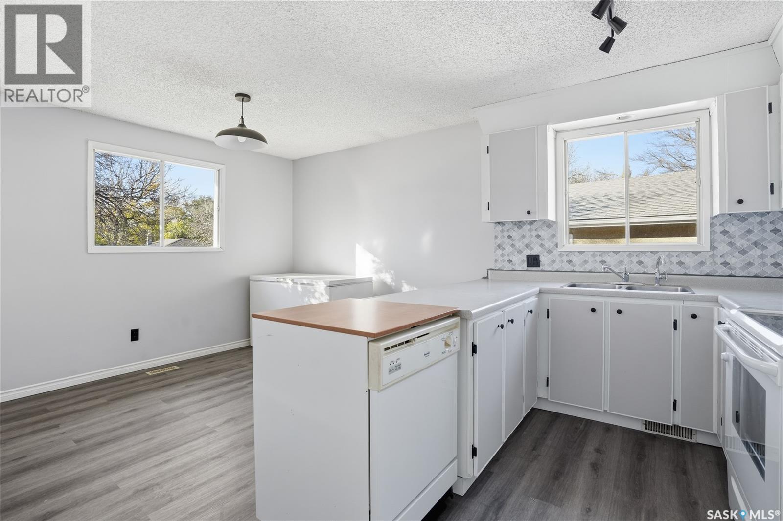 27 Brockelbank Crescent, Regina, Saskatchewan  S4R 6J5 - Photo 10 - SK021894