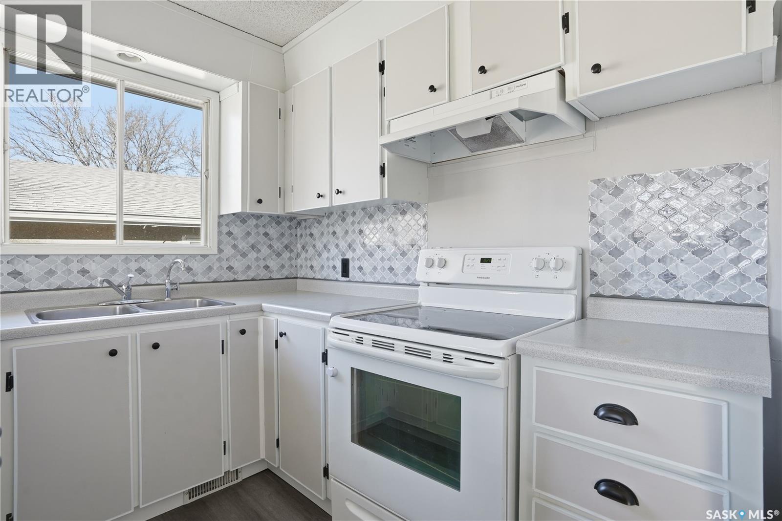 27 Brockelbank Crescent, Regina, Saskatchewan  S4R 6J5 - Photo 11 - SK021894