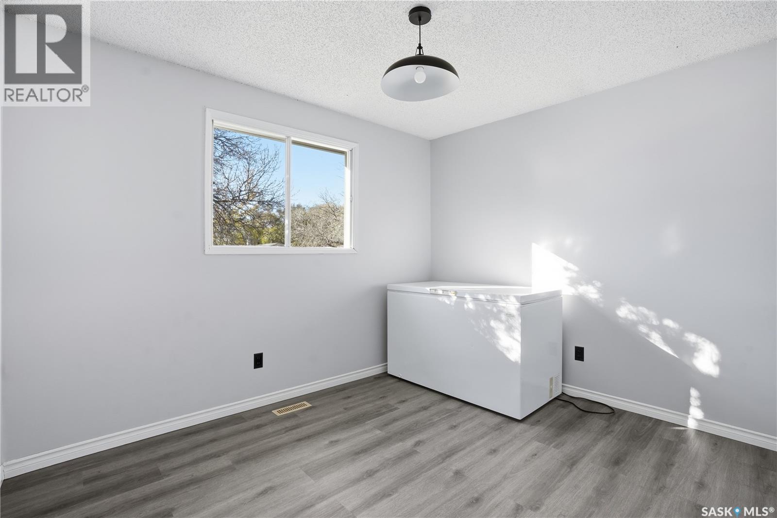 27 Brockelbank Crescent, Regina, Saskatchewan  S4R 6J5 - Photo 14 - SK021894