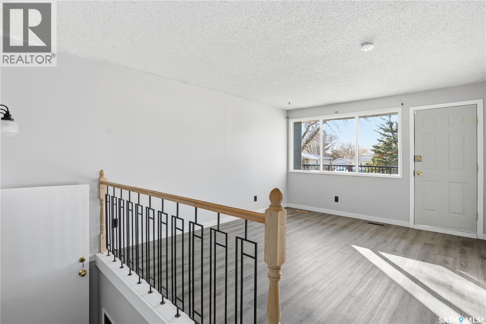 27 Brockelbank Crescent, Regina, Saskatchewan  S4R 6J5 - Photo 4 - SK021894