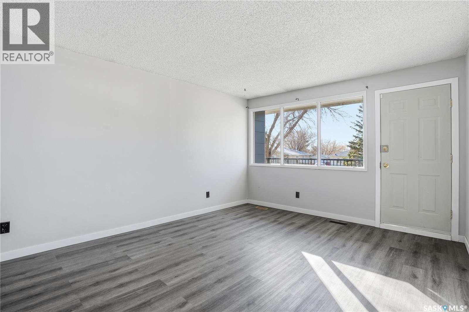 27 Brockelbank Crescent, Regina, Saskatchewan  S4R 6J5 - Photo 5 - SK021894