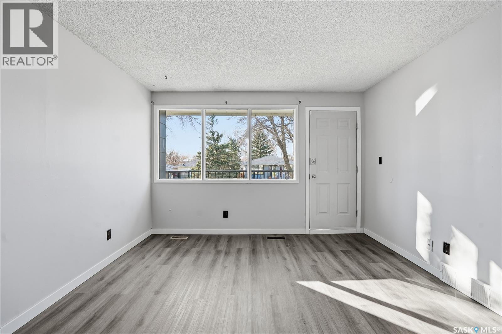 27 Brockelbank Crescent, Regina, Saskatchewan  S4R 6J5 - Photo 6 - SK021894