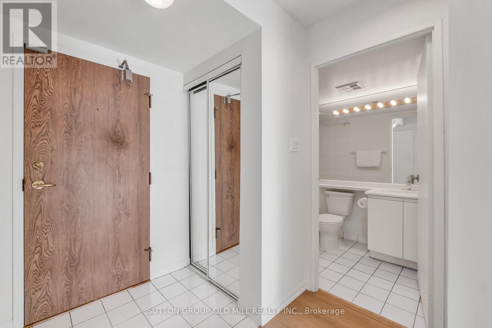 1505 - 550 Webb Drive, Mississauga, Ontario  L5B 3Y4 - Photo 3 - W12485994