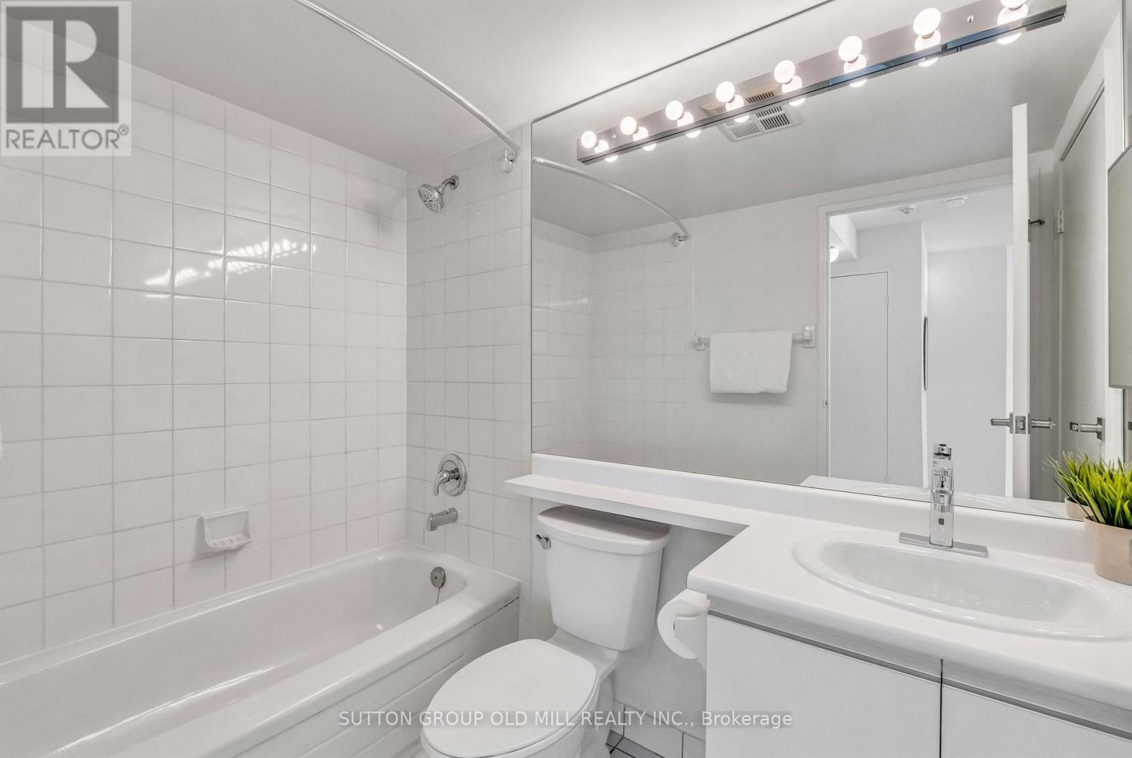 1505 - 550 Webb Drive, Mississauga, Ontario  L5B 3Y4 - Photo 4 - W12485994