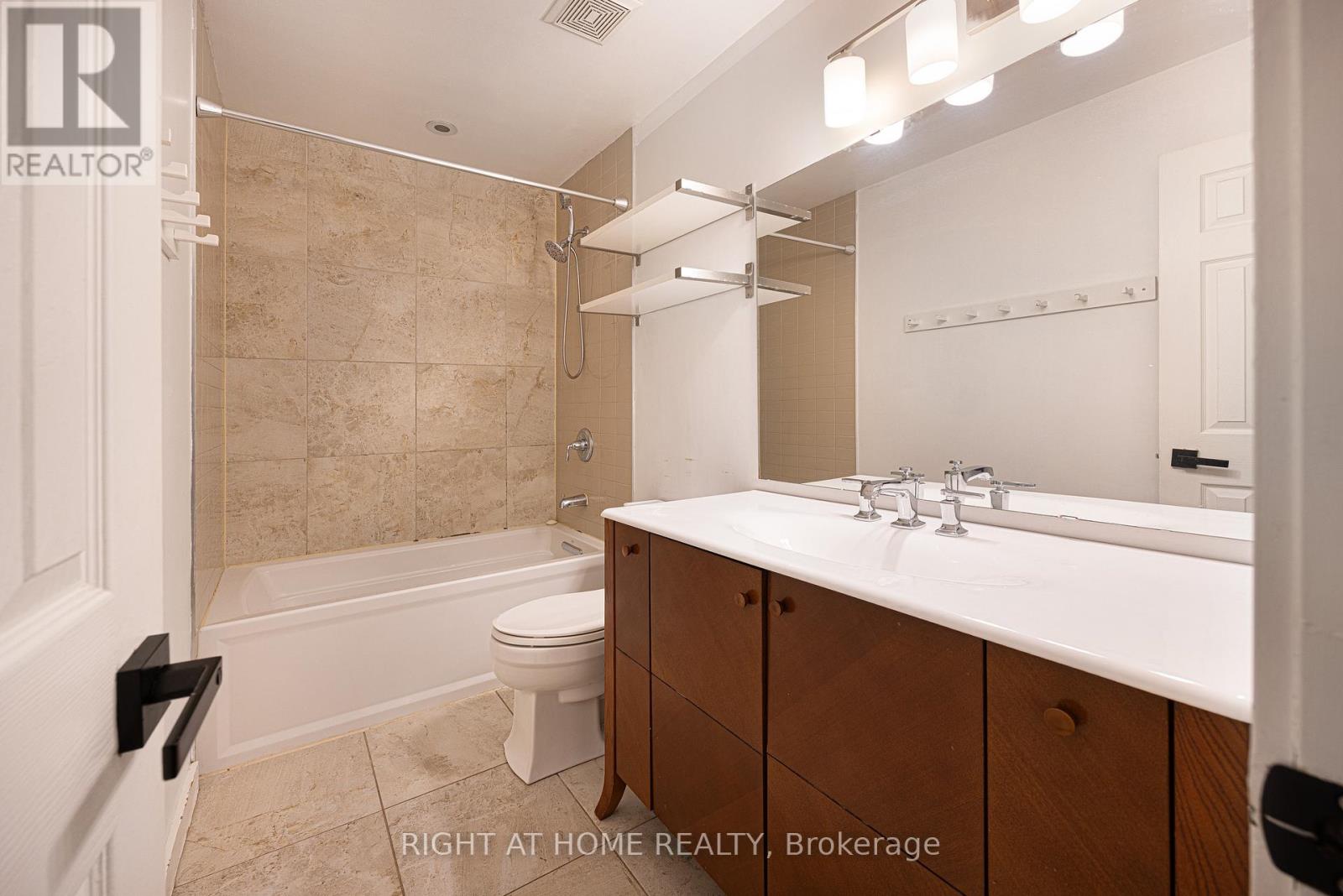 729 Indian Road, Toronto, Ontario  M6P 2E2 - Photo 14 - W12486002