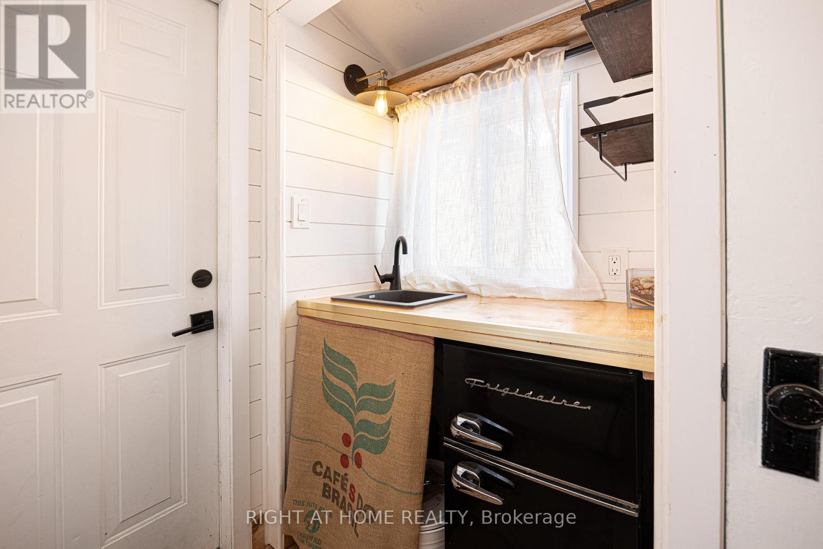 729 Indian Road, Toronto, Ontario  M6P 2E2 - Photo 19 - W12486002