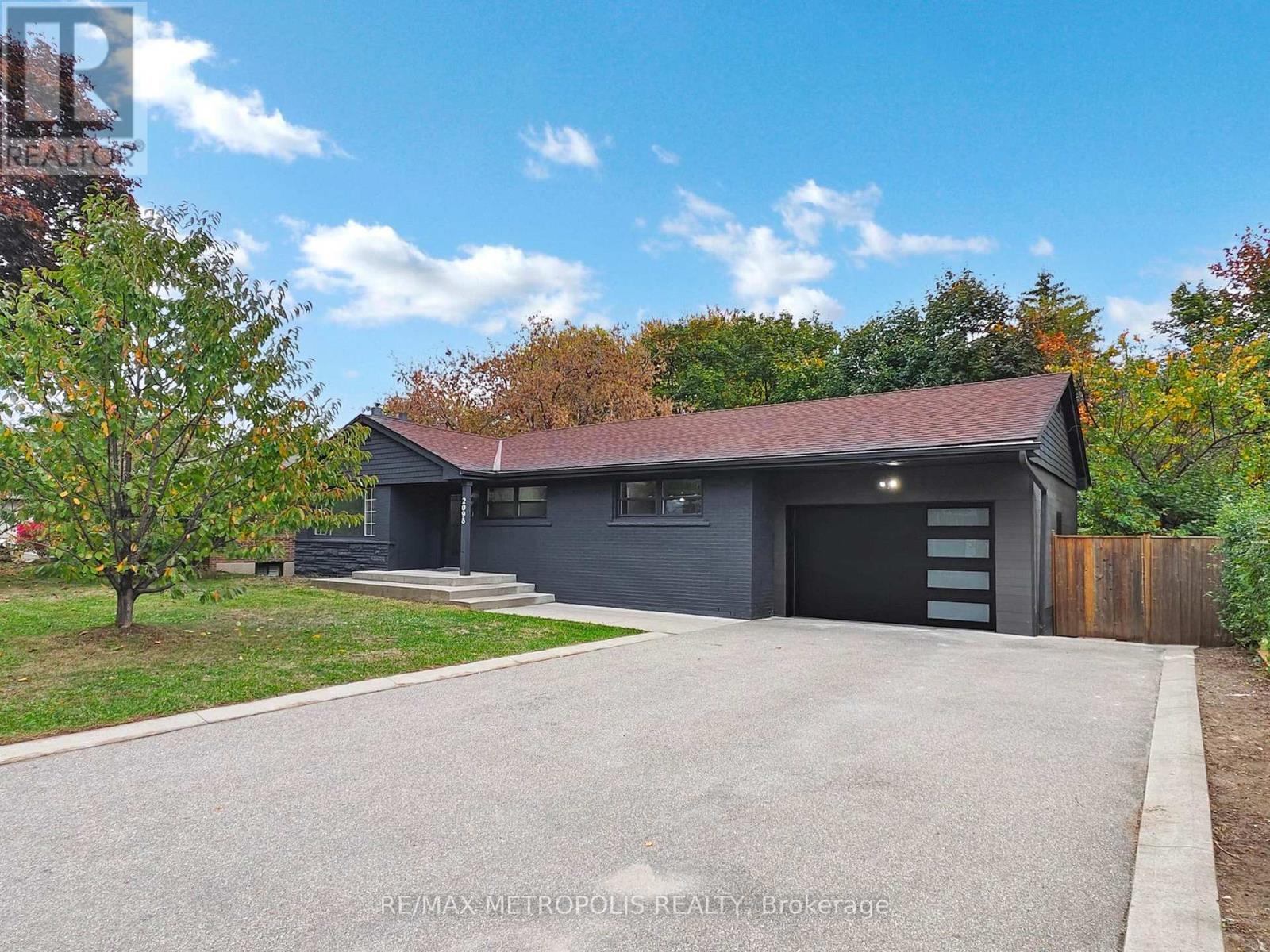 2098 MAPLEWOOD DRIVE, Burlington, Ontario