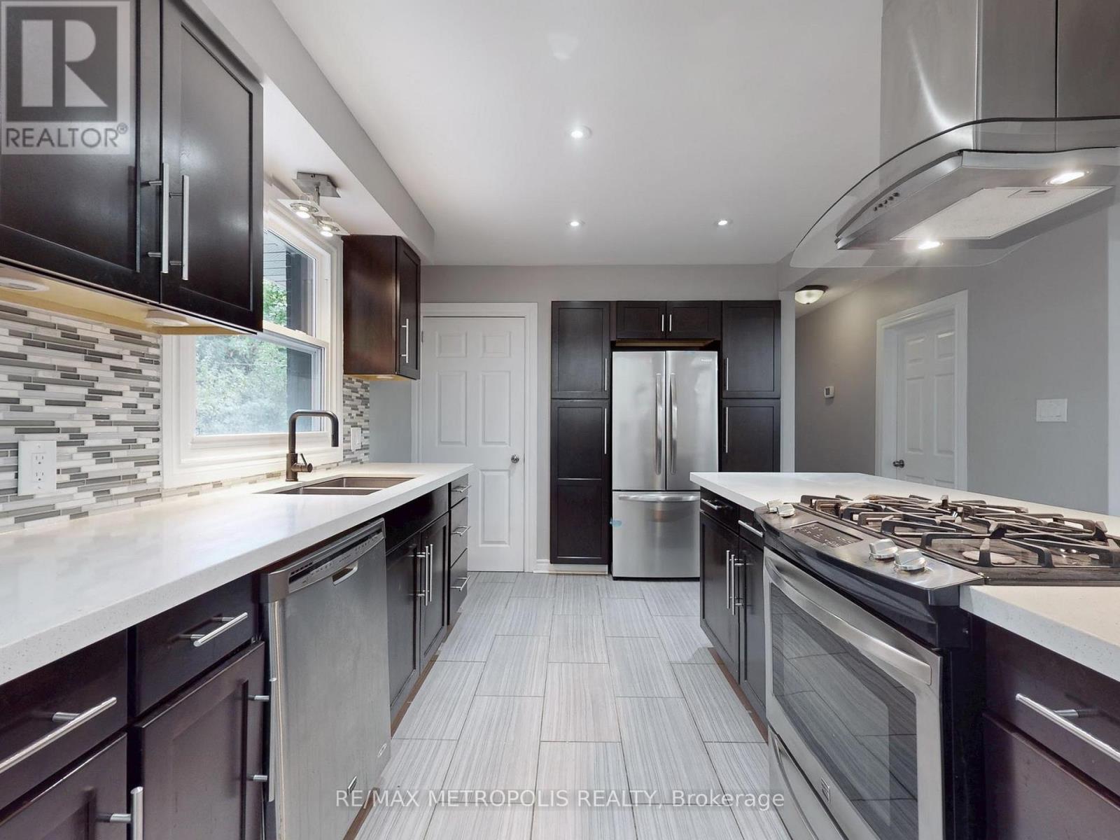 2098 Maplewood Drive, Burlington, Ontario  L7R 2C5 - Photo 10 - W12486018