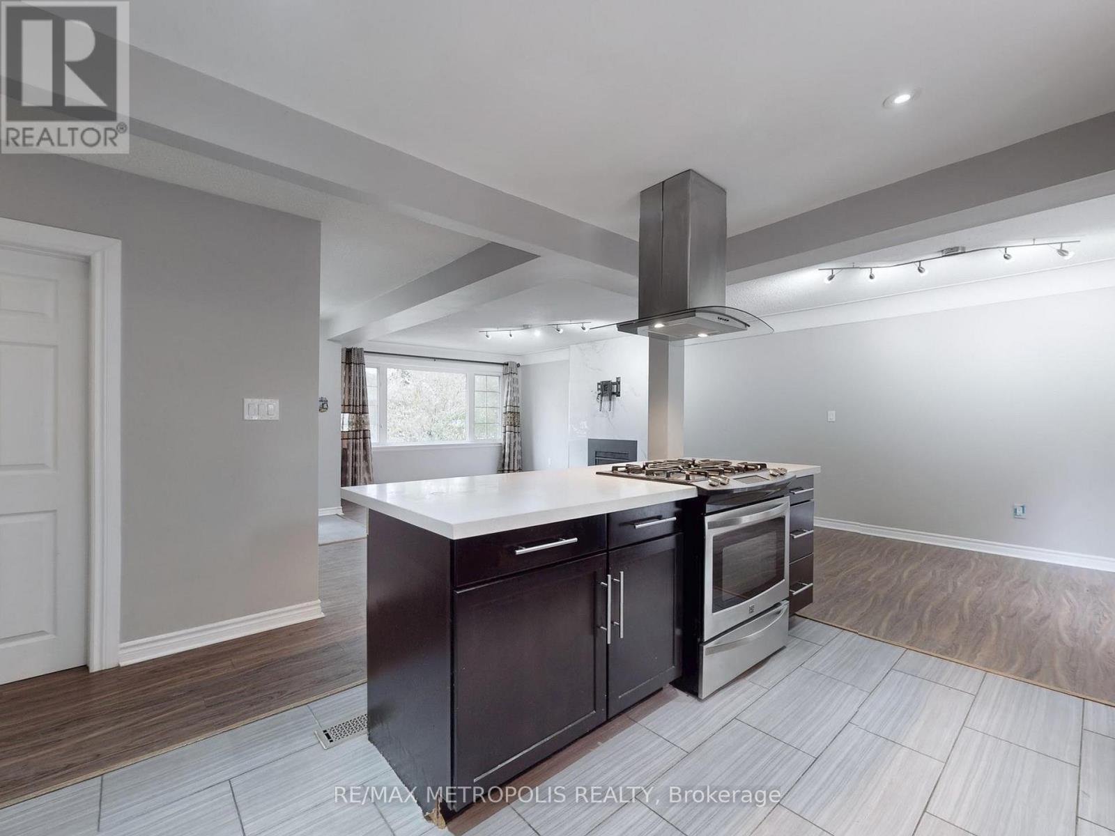 2098 Maplewood Drive, Burlington, Ontario  L7R 2C5 - Photo 11 - W12486018