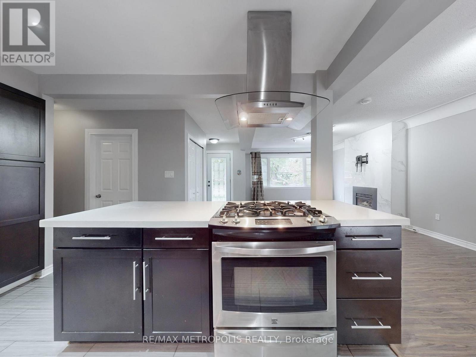 2098 Maplewood Drive, Burlington, Ontario  L7R 2C5 - Photo 12 - W12486018