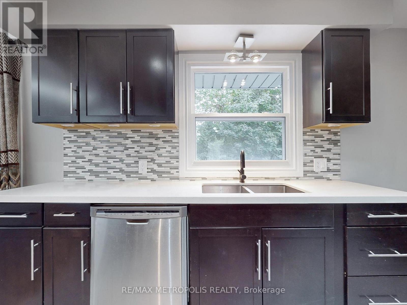 2098 Maplewood Drive, Burlington, Ontario  L7R 2C5 - Photo 13 - W12486018