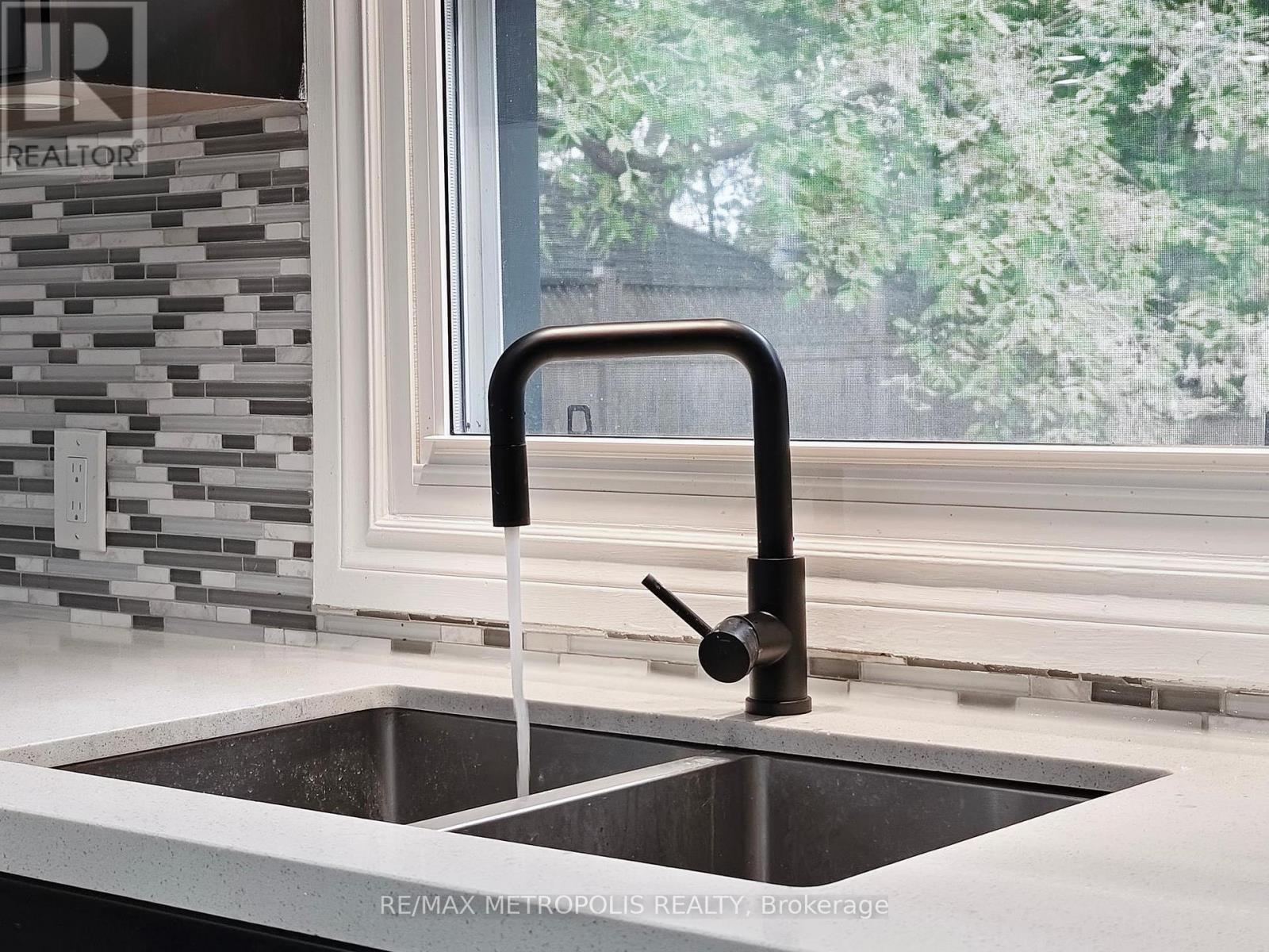 2098 Maplewood Drive, Burlington, Ontario  L7R 2C5 - Photo 14 - W12486018