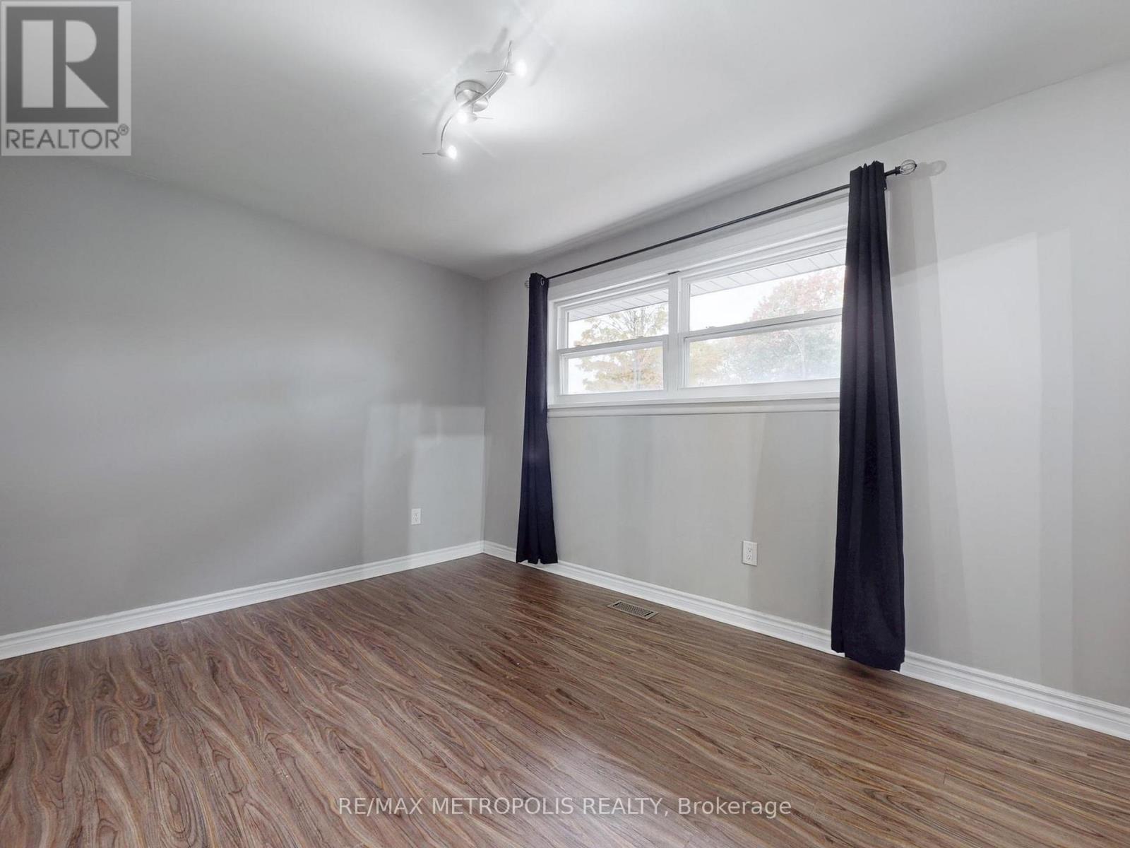 2098 Maplewood Drive, Burlington, Ontario  L7R 2C5 - Photo 17 - W12486018