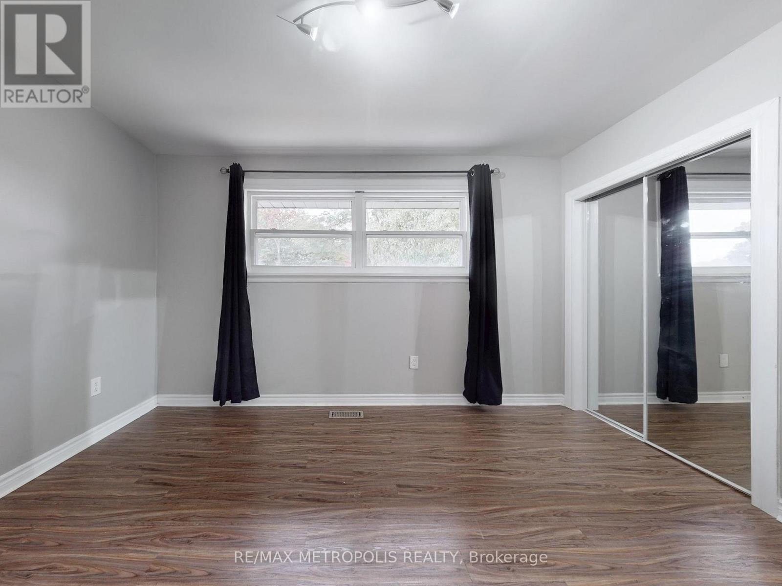 2098 Maplewood Drive, Burlington, Ontario  L7R 2C5 - Photo 18 - W12486018