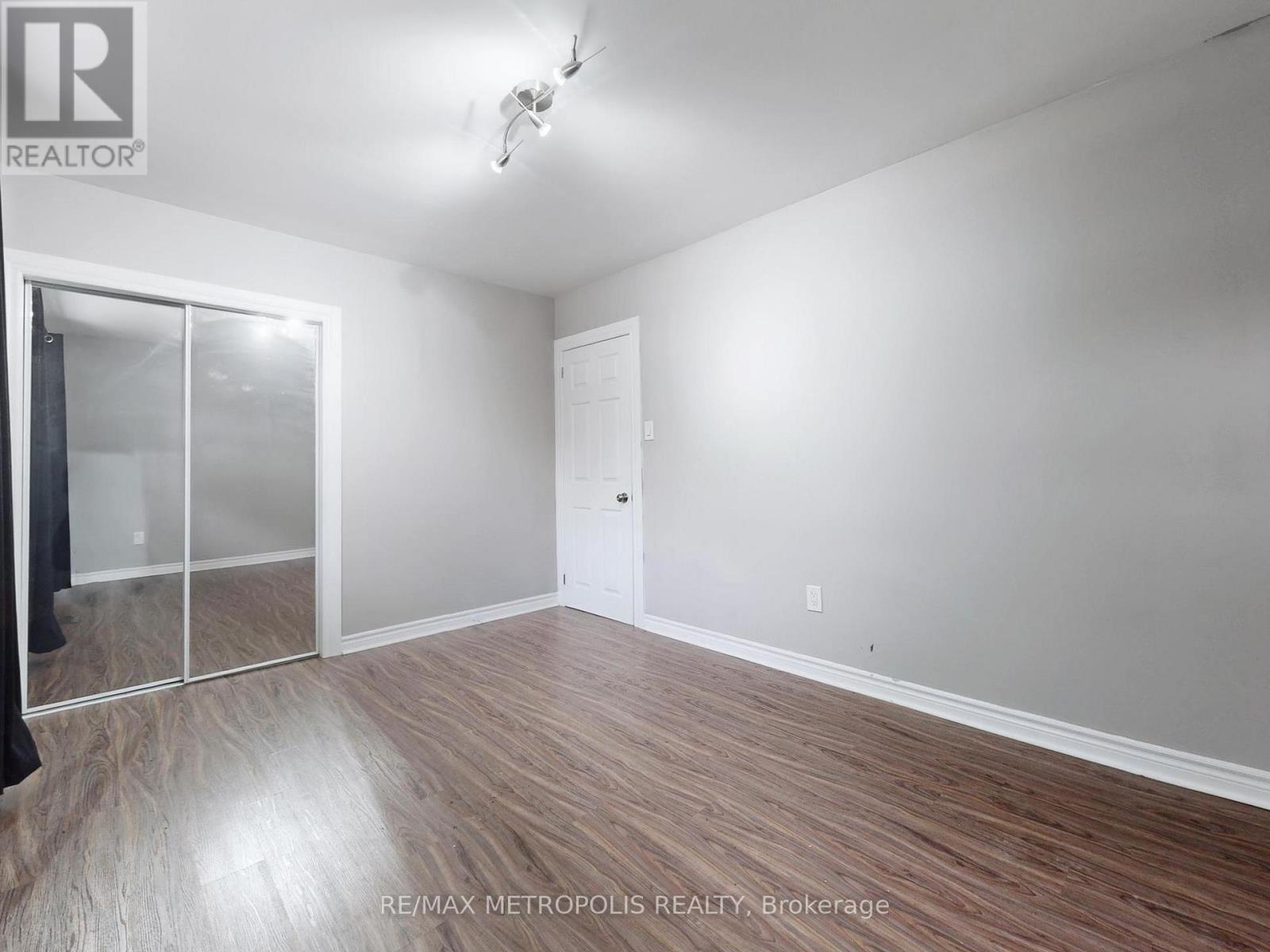 2098 Maplewood Drive, Burlington, Ontario  L7R 2C5 - Photo 19 - W12486018