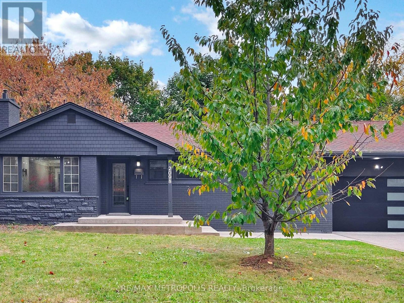 2098 Maplewood Drive, Burlington, Ontario  L7R 2C5 - Photo 2 - W12486018