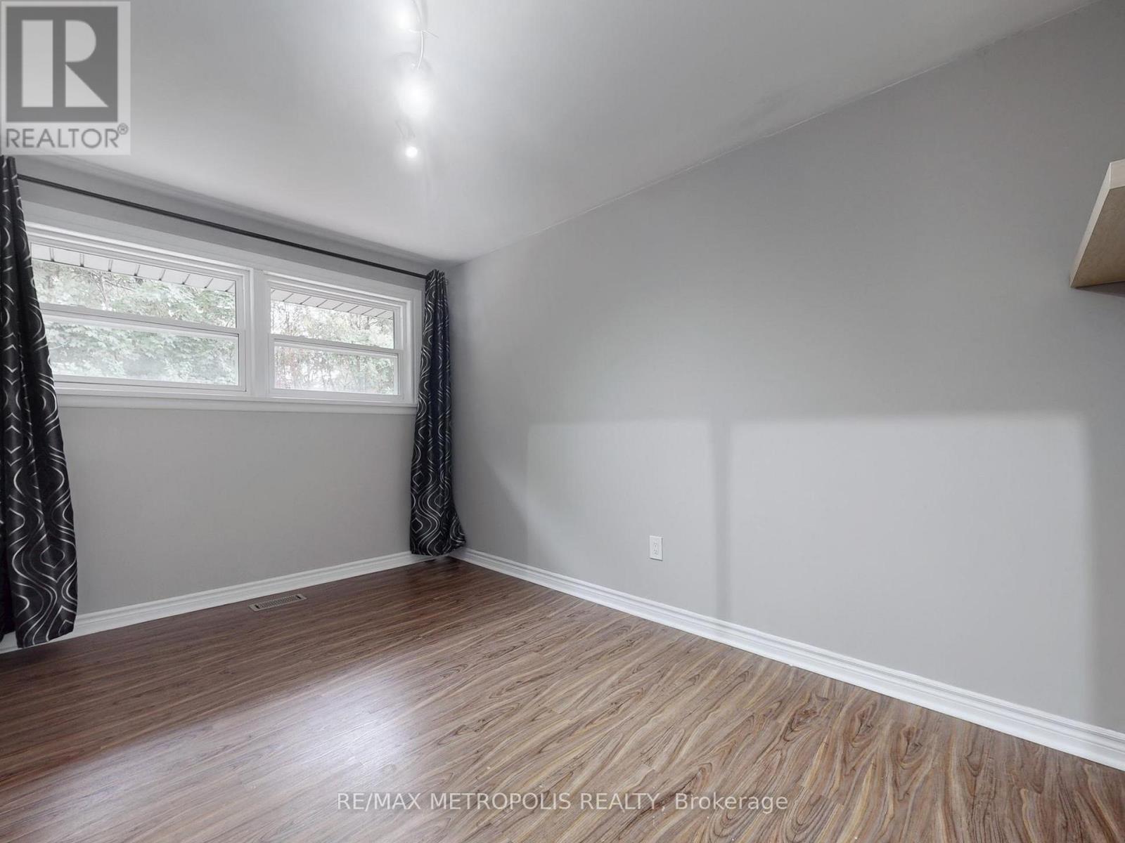 2098 Maplewood Drive, Burlington, Ontario  L7R 2C5 - Photo 20 - W12486018