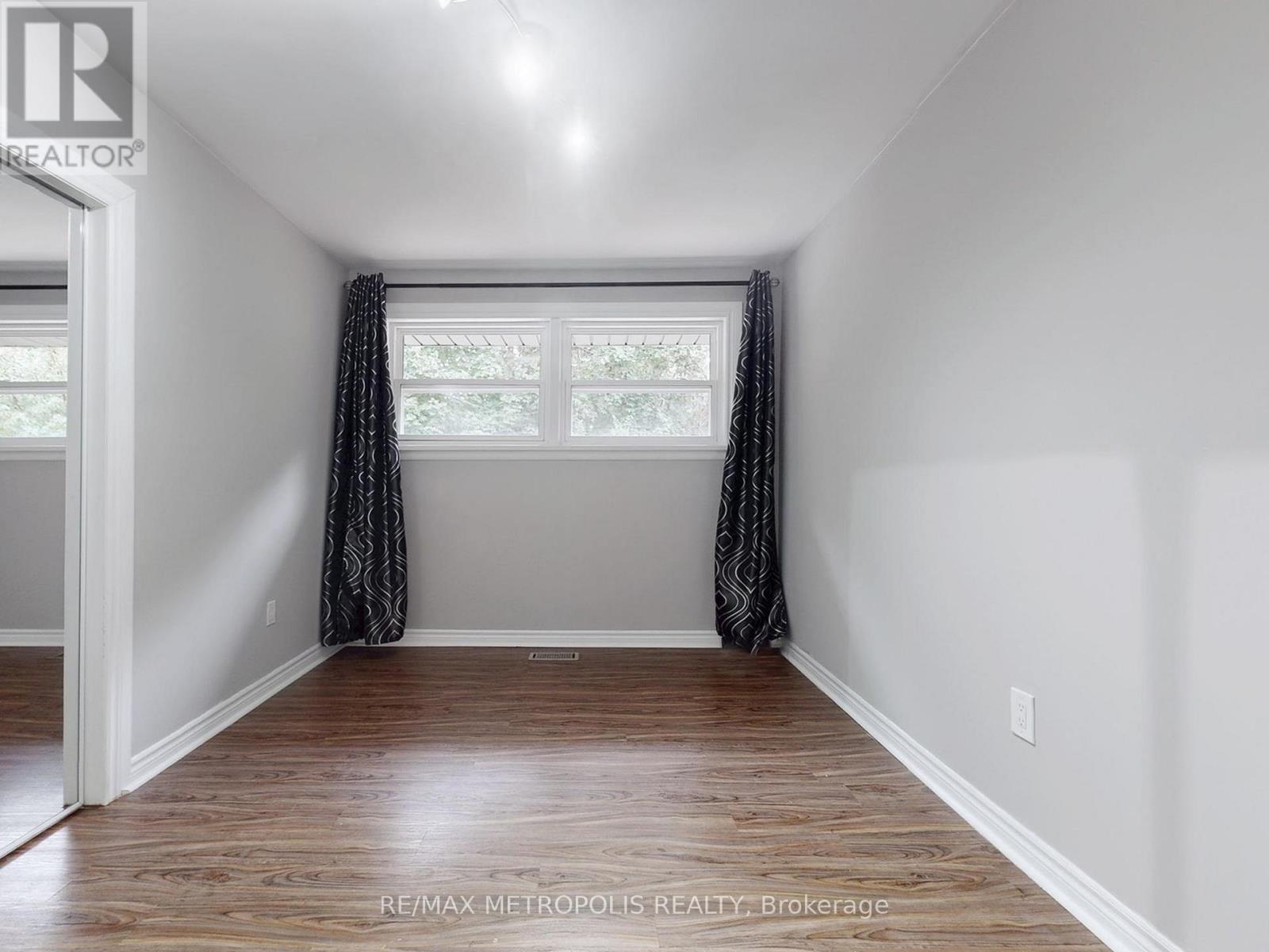 2098 Maplewood Drive, Burlington, Ontario  L7R 2C5 - Photo 21 - W12486018