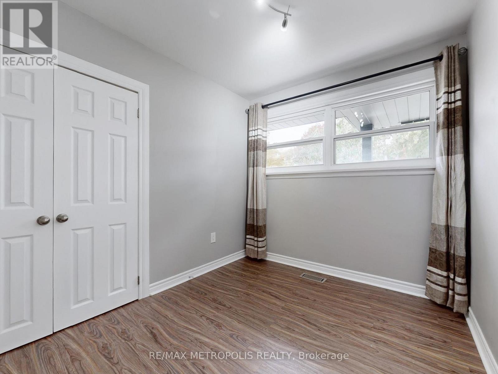 2098 Maplewood Drive, Burlington, Ontario  L7R 2C5 - Photo 23 - W12486018