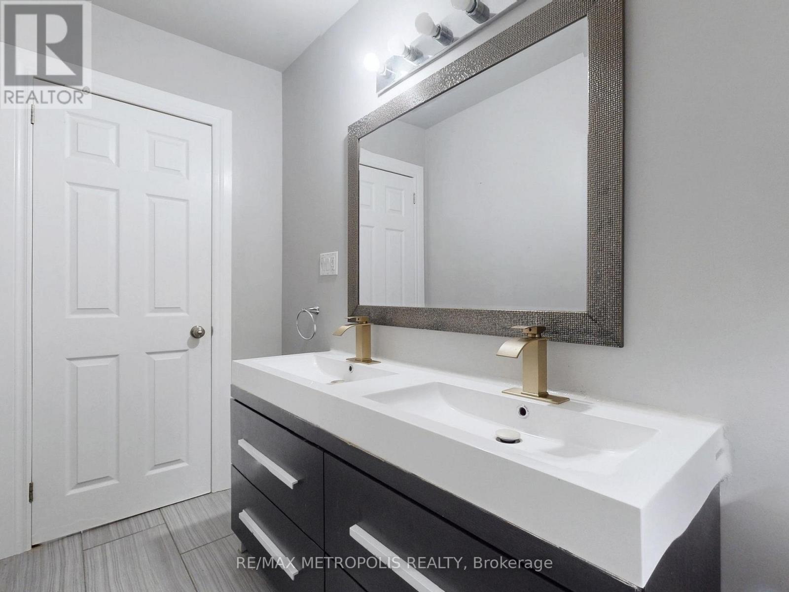 2098 Maplewood Drive, Burlington, Ontario  L7R 2C5 - Photo 27 - W12486018