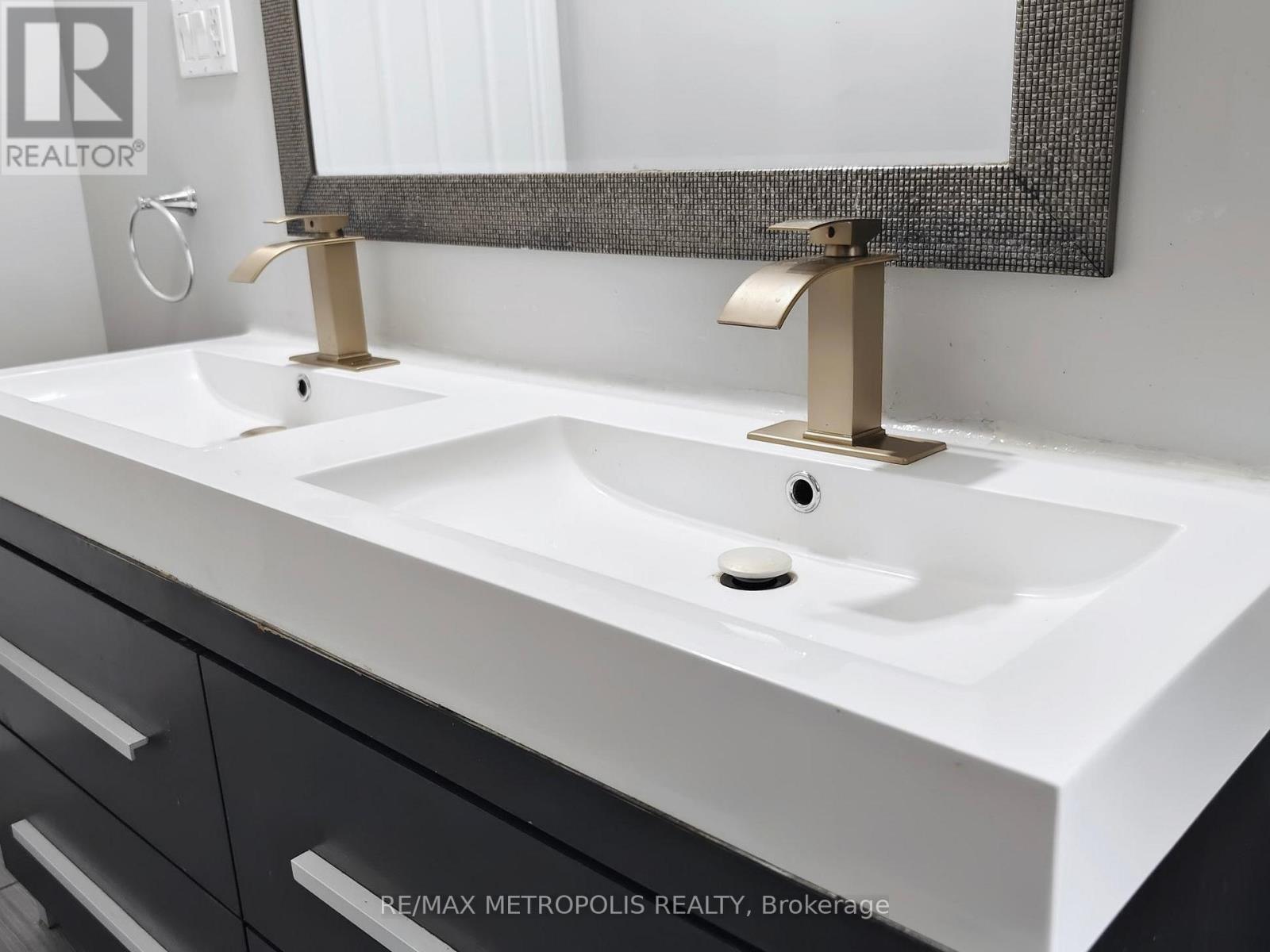 2098 Maplewood Drive, Burlington, Ontario  L7R 2C5 - Photo 28 - W12486018