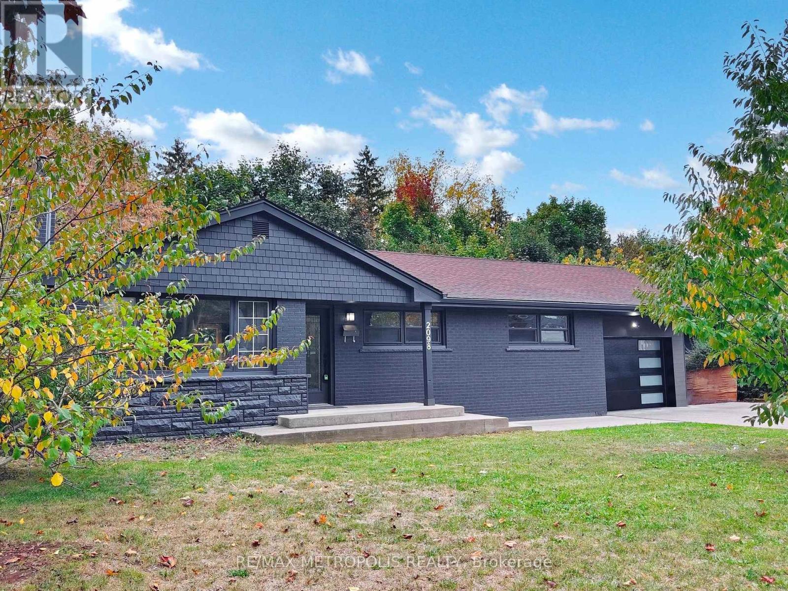 2098 Maplewood Drive, Burlington, Ontario  L7R 2C5 - Photo 3 - W12486018