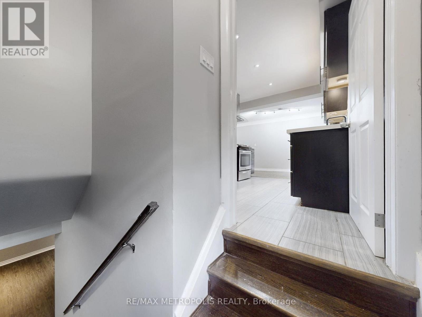 2098 Maplewood Drive, Burlington, Ontario  L7R 2C5 - Photo 30 - W12486018