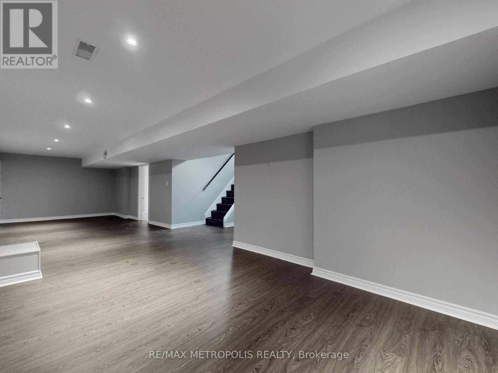 2098 Maplewood Drive, Burlington, Ontario  L7R 2C5 - Photo 33 - W12486018