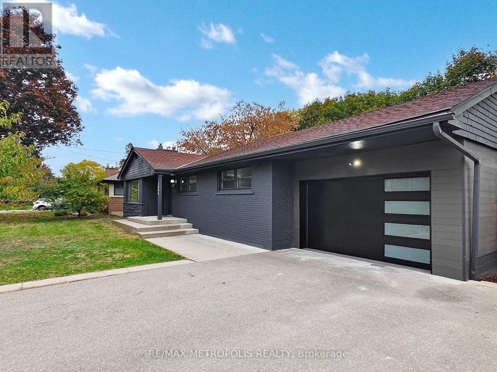 2098 Maplewood Drive, Burlington, Ontario  L7R 2C5 - Photo 4 - W12486018