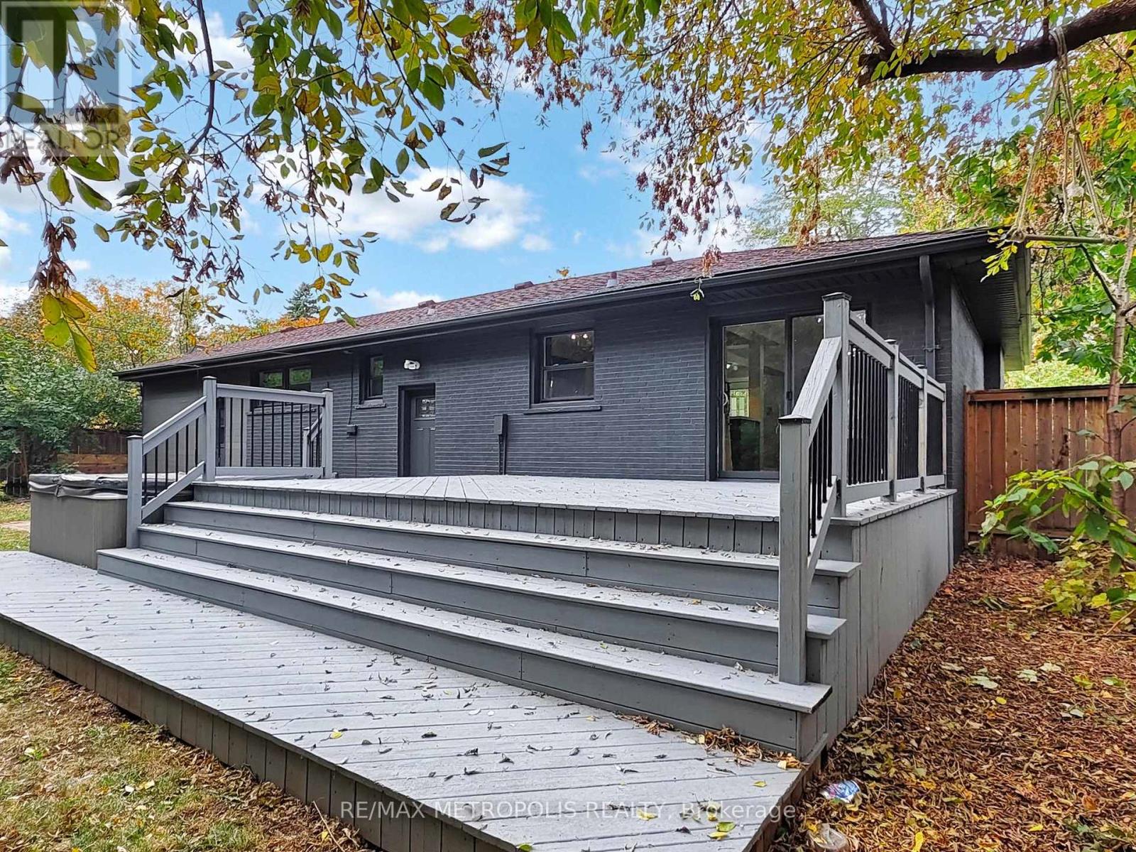 2098 Maplewood Drive, Burlington, Ontario  L7R 2C5 - Photo 47 - W12486018