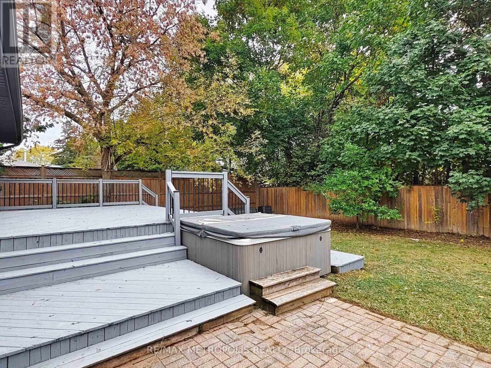 2098 Maplewood Drive, Burlington, Ontario  L7R 2C5 - Photo 48 - W12486018