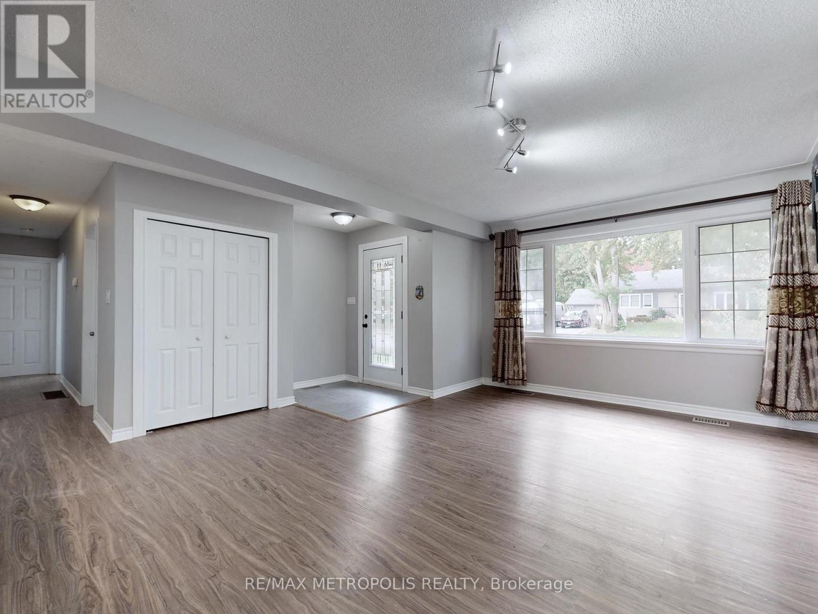 2098 Maplewood Drive, Burlington, Ontario  L7R 2C5 - Photo 5 - W12486018