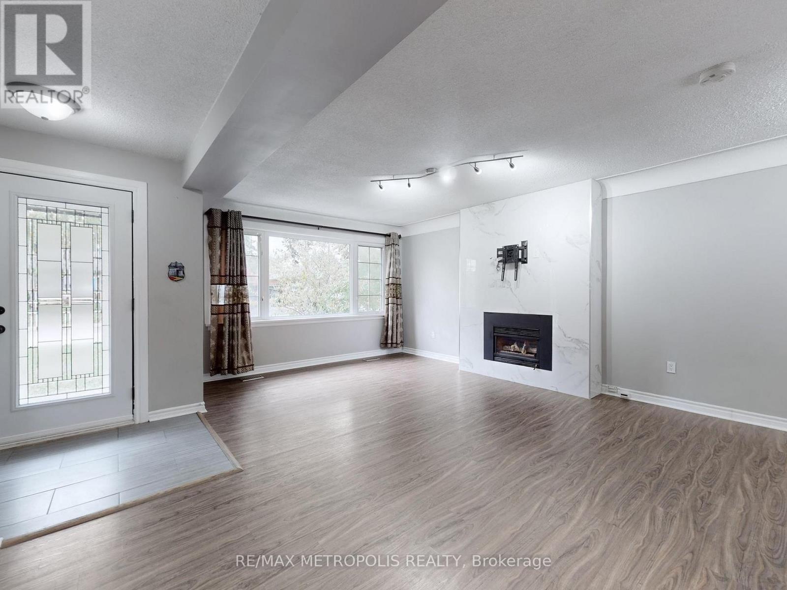 2098 Maplewood Drive, Burlington, Ontario  L7R 2C5 - Photo 6 - W12486018