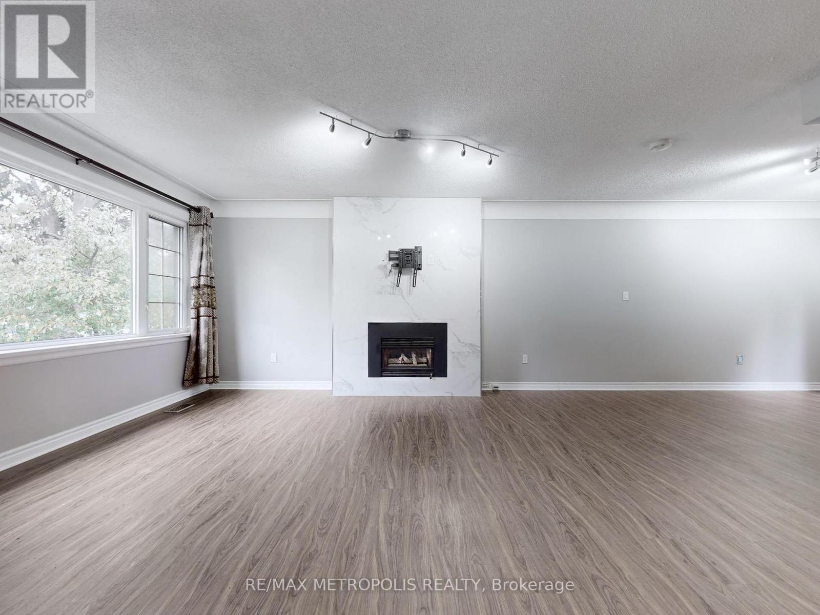 2098 Maplewood Drive, Burlington, Ontario  L7R 2C5 - Photo 7 - W12486018